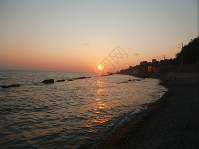 黄金日落和黑海俄罗斯夏季反射结石丰富多彩的图片