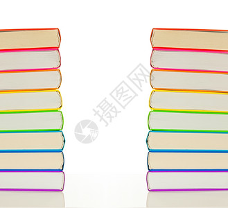 白色背景的多彩书籍堆叠成丰富多彩的文学知识图片