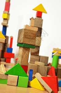 由儿童建造的木制块城市蒙台梭利建成住宅图片