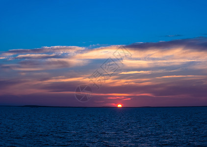 季节太阳白海的明亮美丽日落深蓝水和紫色云彩俄罗斯背景图片