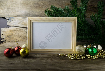圣诞节白色的冬天旧木背景的图片框架和圣诞装饰品图片