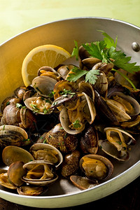 厨师烹饪照片里有美味的蛤放在一个锅里当着壁画背景的面餐巾图片