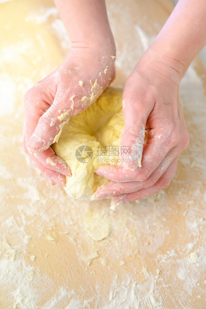 做面包揉搓面团图片