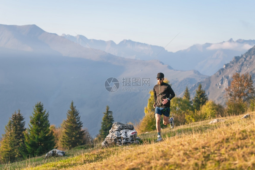 运行训练秋天阿图利特人穿过山地草原逃脱图片