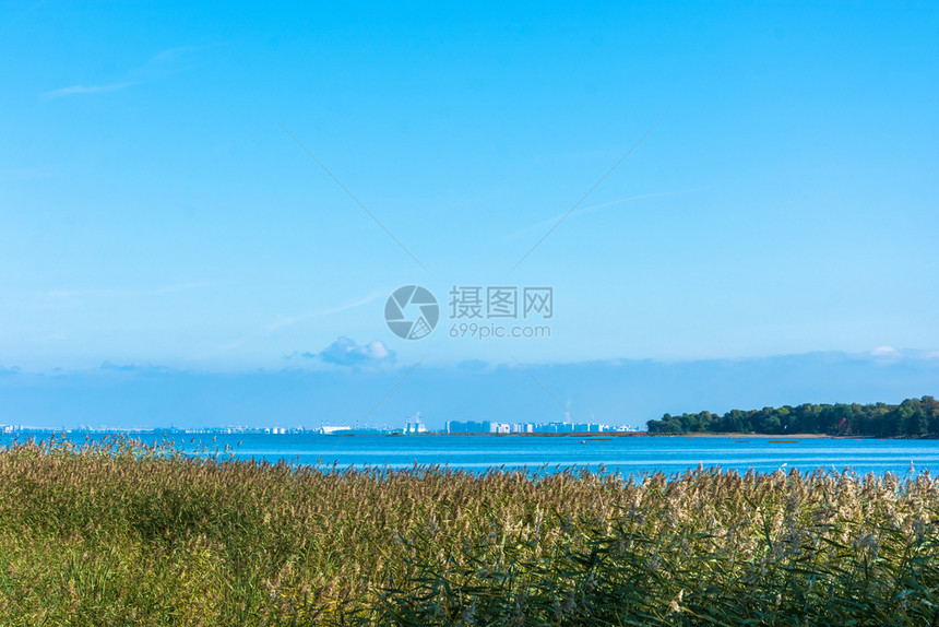 海白色的芬兰湾美景在晴明日落波罗海图片