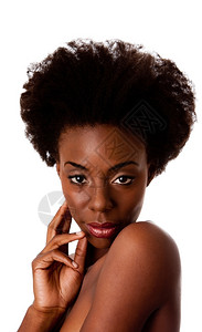 哈基又嘴唇一位非洲裔美国女丽面容她长着非洲卷发手肩膀裸和棕色皮肤黑的图片