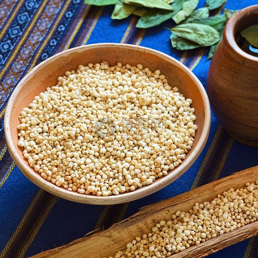 粮食拍照膨化的玻利维亚人用小粘土碗和边上含古柯茶用天然光来拍摄奎诺阿麦片选择焦点聚在碗里烧开的quinoa前面图片