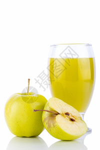 白底有色边素食主义者有色玻璃中的苹果汁和绿中的汁白底孤立背景
