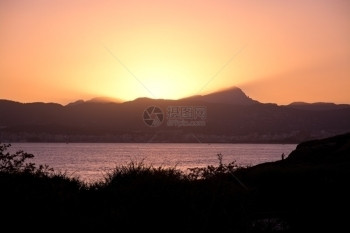 西班牙巴利阿里群岛马洛卡美日落太阳效应海松弛水图片