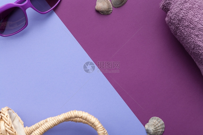时髦的紫底背景夏日概念海滩附件平板整最小样式复制空间顶视图最佳假期图片