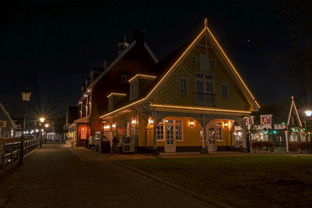 旅游家假期荷兰弗赖斯的古老传统荷土木制屋在圣诞节夜间背景图片