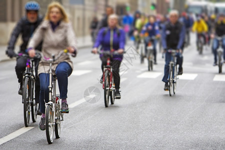 骑自行车的人臭鼬竞赛街头时的骑自行车者群体图片