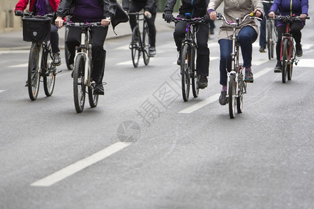 娱乐团体街头赛时的骑自行车者群体活动图片