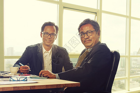 生活好的伙伴两个亚洲商人在工作办公室笑着脸的牙齿人图片