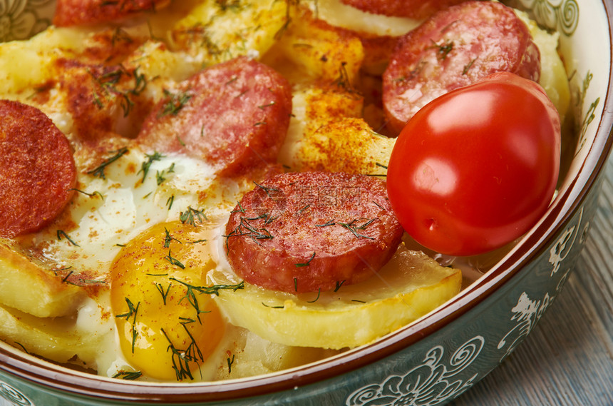 RakottKrumpli层土豆锅炉匈牙利烹饪传统各种菜盘顶视图剥胡椒美食图片