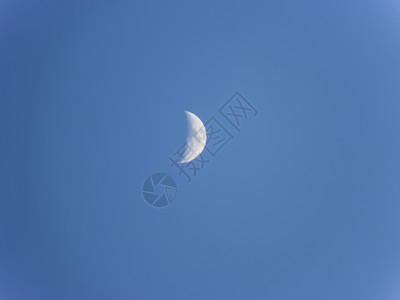 自然蓝天下的半个月亮神户外图片