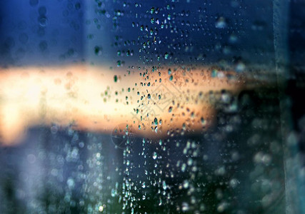 垂直的玻璃抽象背景上的雨滴颜色空白背景图片