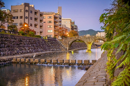 日本九州长崎市中心天线城风景与Megane光辉桥日落黄昏亚洲图片