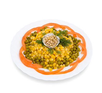 坚果用青豆和松罐玉米用西红柿和粉装饰生的沙拉图片