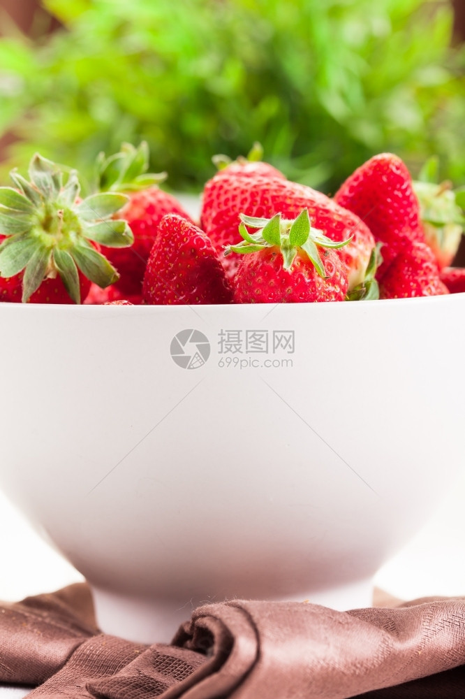 木制的绿色草莓照片化计划作为背景新鲜的图片