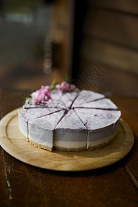 木桌上的蓝莓芝士蛋糕奶酪美食浆果香草图片