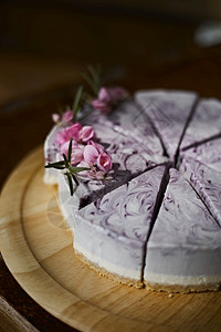 木桌上的蓝莓芝士蛋糕奶酪食物香草黑色的图片