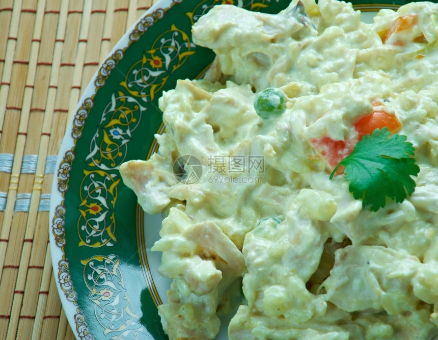 吃卡特米斯辛辣的qatmissalatibrinjit格鲁吉亚鸡肉和米饭沙拉图片