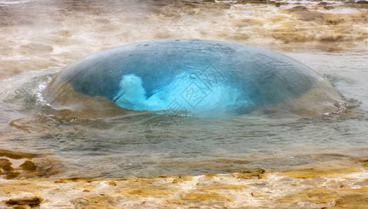 劳加峡湾即将喷发的著名Strokkur间歇泉轮缘沸腾图片