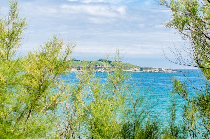 海岸线旅游蓝色的西班牙北部坎塔布里亚州桑坦德市夏季海景图片