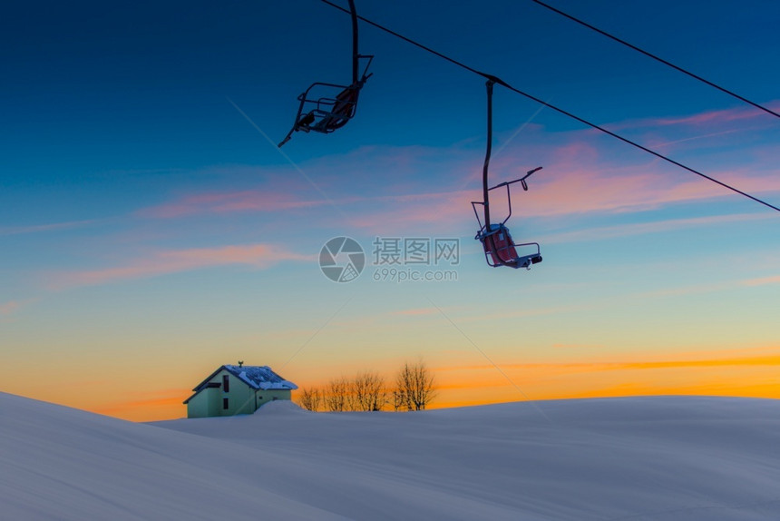 登山滑雪的年轻人图片