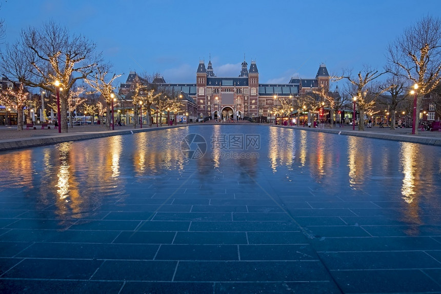 圣诞节在阿姆斯特丹美术馆的圣殿尼therlands在黄昏家博物馆广场夜晚图片