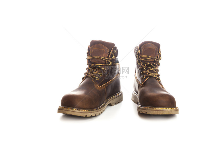 男子脚踝靴棕色内巴克皮革白底色孤立关闭了人脚靴子内纳布克皮革优质的保护冬天图片