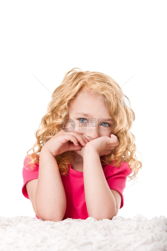 摄影粉色的思维一个美丽年轻女孩肖像带着金发卷和蓝眼睛思考的表情孤立图片