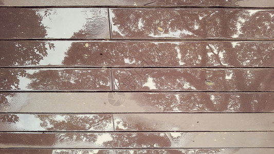 泰国用水倒在木制地板上的反射墙复古图片