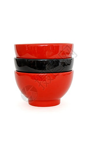 隔离了两个红色和一黑瓷碗的堆积杯子波隆斯基陶瓷制品图片