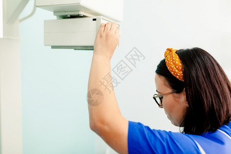 临床医院内使用X光机的专家在室内疾病图片
