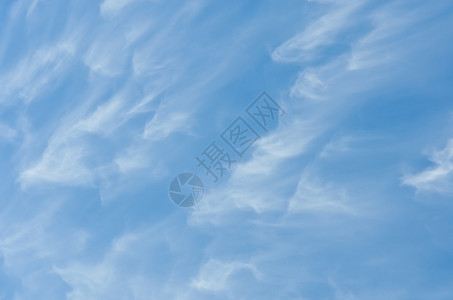 天际线夏明亮的蓝色空和云彩的抽象背景图片