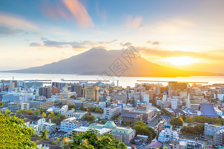 樱岛火山日出时的日本城市和远处的火山背景