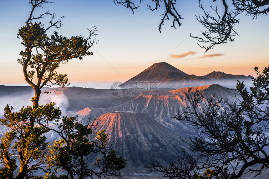 公园印度尼西亚MtBromoGunungBromo东爪哇火山日出亚洲早晨图片