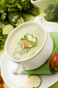 稠密番茄绿色木制桌上蔬菜汤的素食相片不同蔬菜环绕着绿木桌洋葱图片