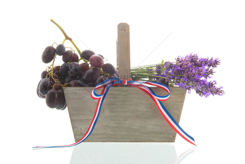 旧收成篮子从法国运来的农产品被白种背景隔绝色的蓝葡萄图片