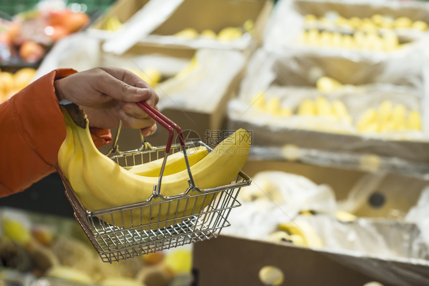 超市购买水果香蕉图片