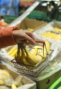 购物篮中的香蕉背景图片