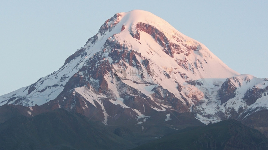 户外一天亮的光芒卡兹贝克山高加索脉佐治亚欧洲第一的雪图片