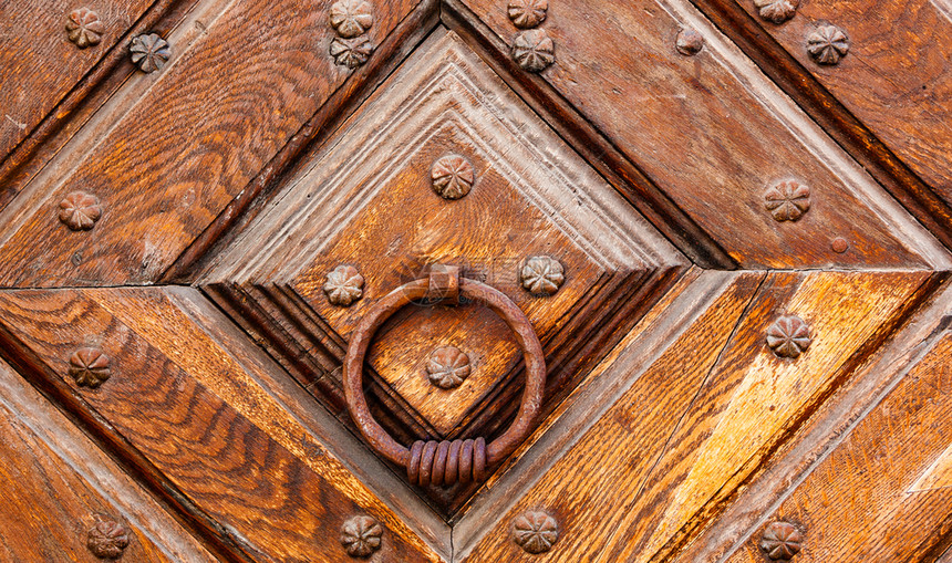 古老的木制门配有连环敲击器近距离闭合门环木头复古的图片