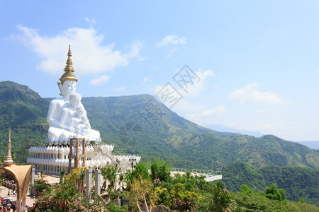 信仰历史崇拜佛的白色雕像在寺庙里有蓝天图片