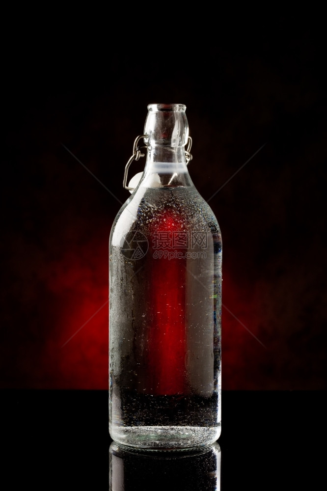 酒吧反射寒冷的黑色玻璃桌上冷水瓶和反光相片图片