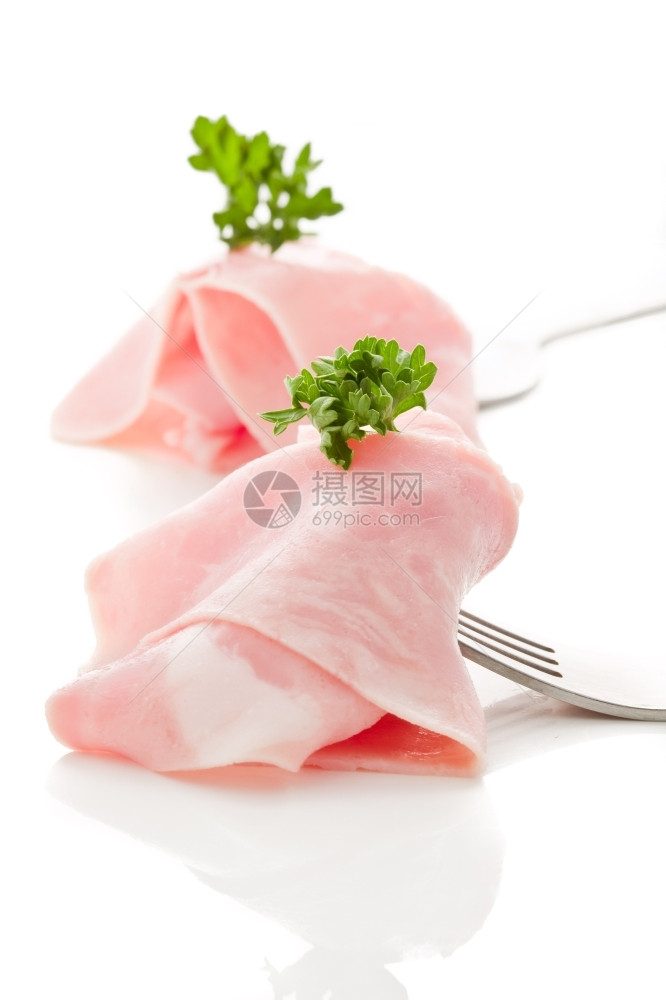 煮熟的照片美味火腿切片用叉子包在白色背景上香菜投标图片
