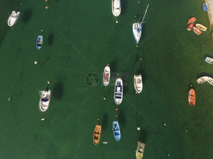 欧洲西班牙巴斯克州比兹卡亚Plentzia河口的船比斯凯亚图片