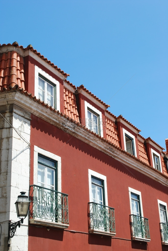 市区里斯本的传统住宅建筑和楼Elisursquos瓷砖典型的红色图片